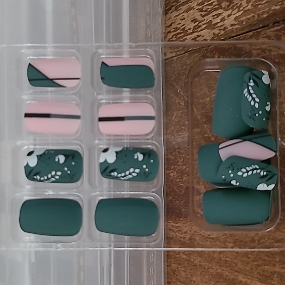 2/$16 Boho Floral Press On Nails - Picture 9 of 10